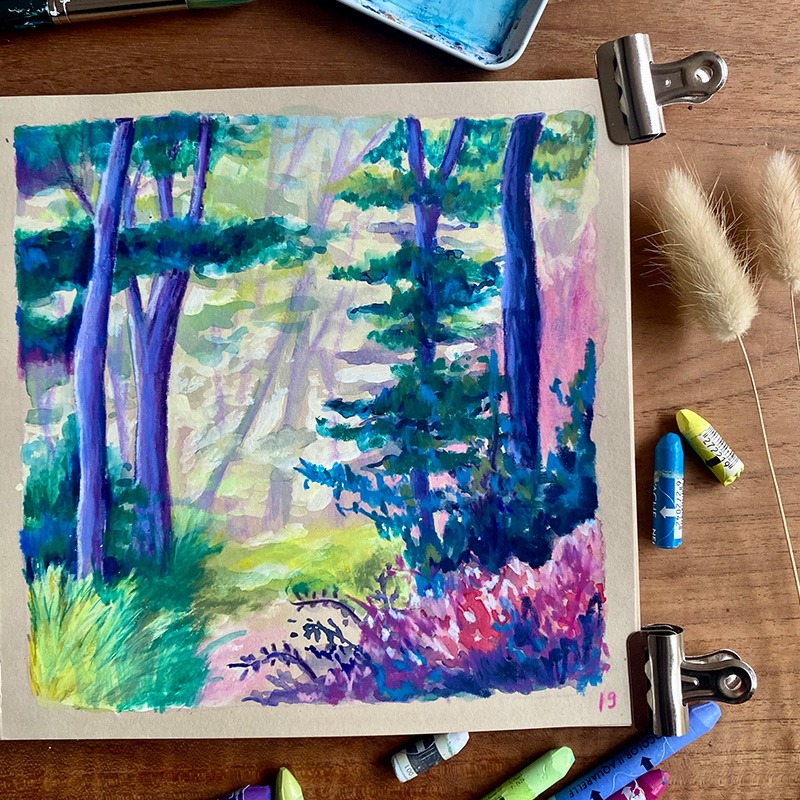 Illustration dans un carnet beige d’une forêt avec un avant-plan suggérant des fleurs. Les techniques mixtes et les teintes de vert et mauve ajoutent de la profondeur et une ambiance rêveuse.