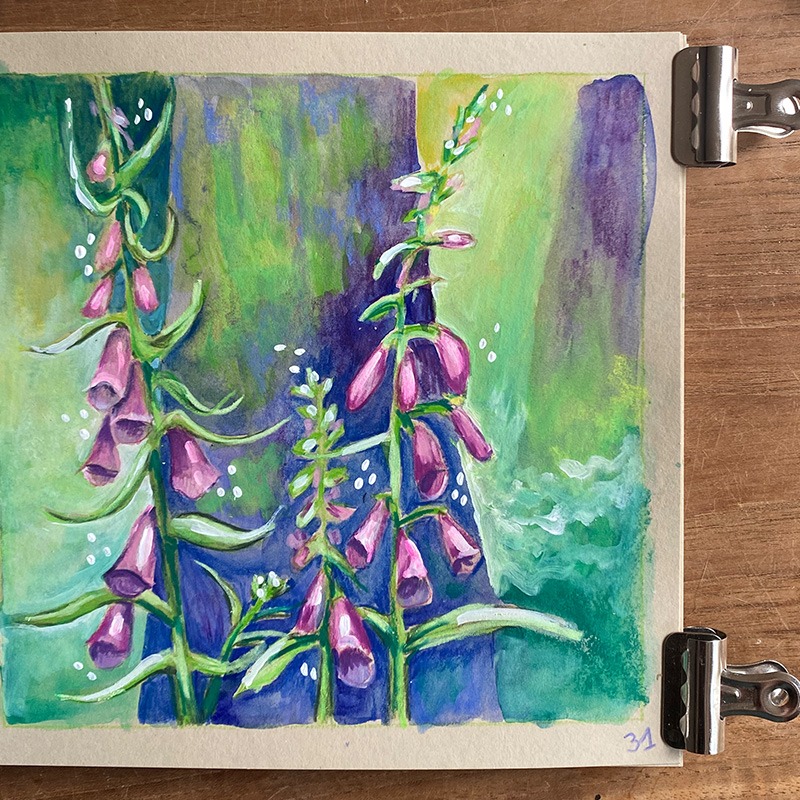 Illustration d’un tronc d’arbre orné de fleurs de digitale, réalisée dans un carnet beige. Les teintes de vert, mauve et rose apportent une douceur colorée à cette scène végétale