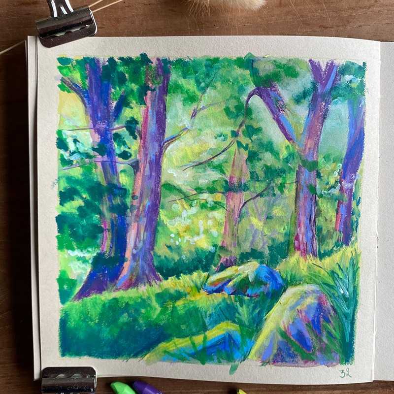 Illustration d’une forêt luxuriante dans un carnet beige. Les teintes dominantes de vert, mauve et jaune capturent un jeu de lumière qui traverse le feuillage, créant une atmosphère magique.