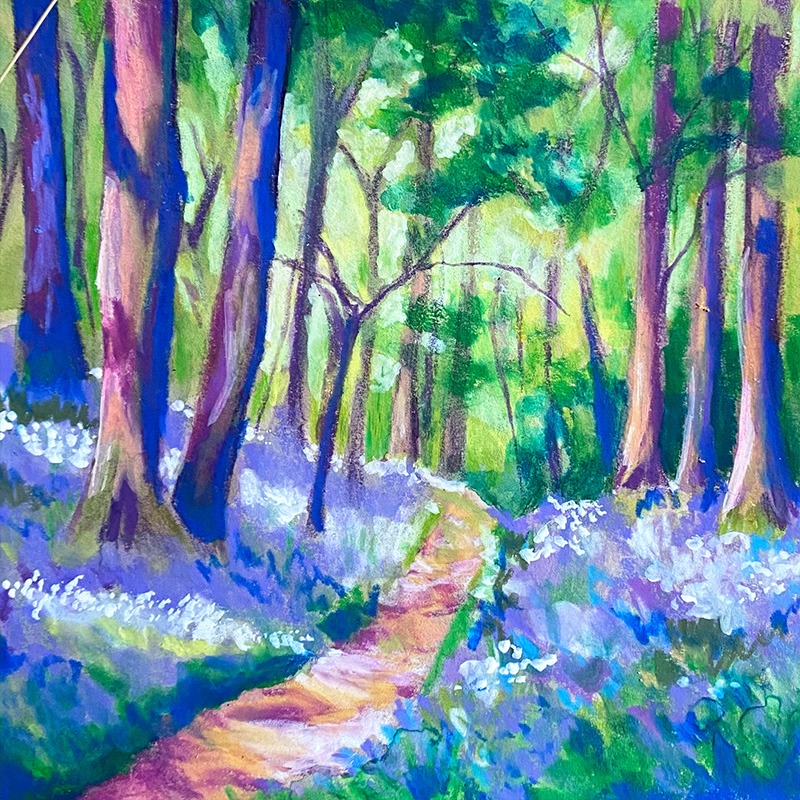 Illustration dans un carnet beige d’une forêt traversée par un chemin bordé de fleurs mauves. La palette de vert, mauve et jaune renforce la dimension féérique de cette composition