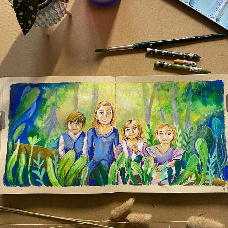 Double page d’un carnet beige montrant quatre enfants assis sur une branche dans une forêt luxuriante. Les techniques mixtes capturent une palette de vert et de jaune, évoquant une ambiance vivante et lumineuse