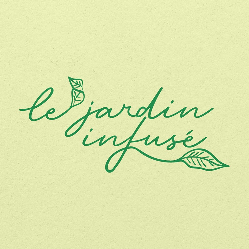 Logo de la marque de thé 'Le Jardin Infusé' avec un design élégant et naturel. Le nom est écrit dans une typographie script fluide qui se mélange harmonieusement avec des feuilles de thé stylisées, créant une ambiance organique et apaisante. Le logo est vert, évoquant la fraîcheur, la nature et l'authenticité des produits de la marque.