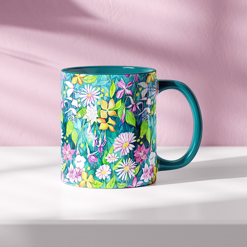 Mug décoré du motif aquarelle vert, apportant une touche douce et lumineuse avec des fleurs légères aux nuances de bleu et de rose.