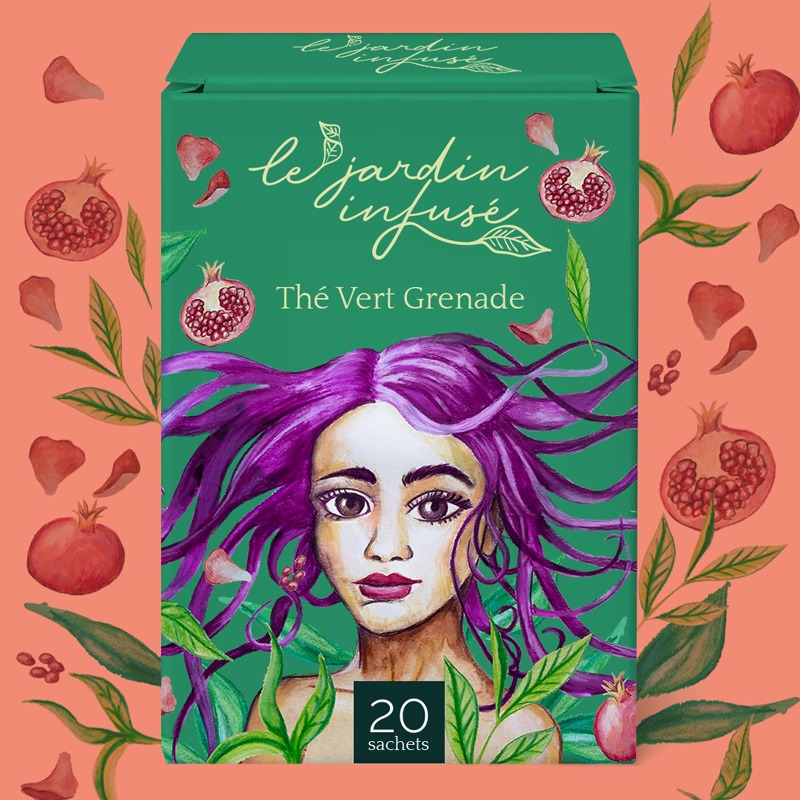 Packaging illustré de thé vert à la Grenade, mettant en avant un portrait de femme peint en mix média (aquarelle, crayon, pastel à la cire). Autour d'elle, les éléments de la recette – grenade, pétales de rose et feuilles de thé – ajoutent des touches de couleurs vives, représentant la vitalité et l'originalité de l'infusion. L'illustration transmet une énergie rafraîchissante, dynamique et pleine de fraîcheur.