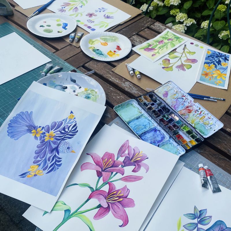 table d'un atelier au jardin à l'aquarelle