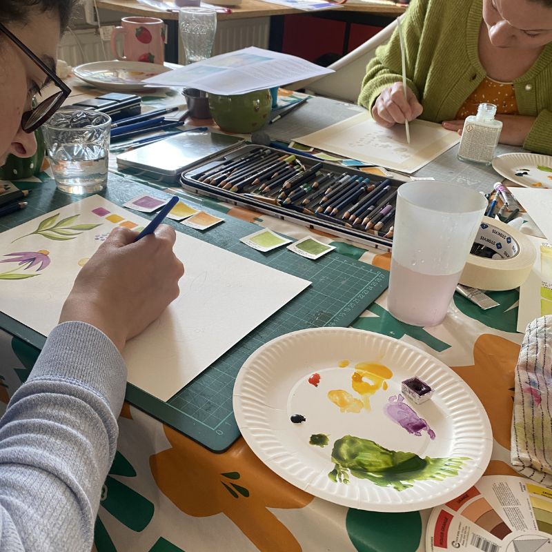 deux participantes d'un atelier d'aquarelle