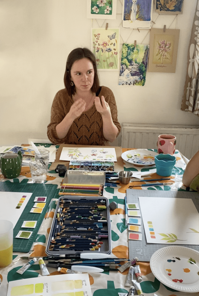 Sophie Bortier, en train d'animer un atelier d'aquarelle