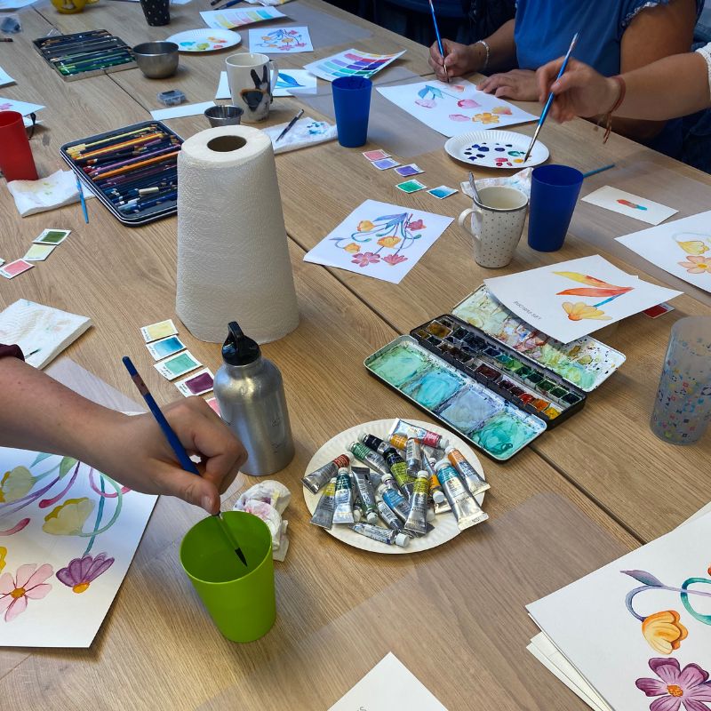 table avec les participante lors d'un atelier d'auqarelle