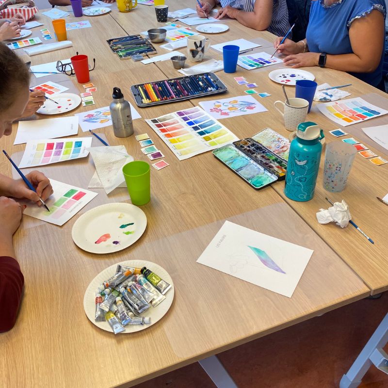 table avec les participante lors d'un atelier d'auqarelle